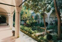 Suasana taman dalam Hotel Majapahit Surabaya yang asri dengan arsitektur kolonial Art Deco, menawarkan ketenangan di tengah riuk-pikuk pusat Kota Pahlawan.