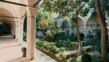 Suasana taman dalam Hotel Majapahit Surabaya yang asri dengan arsitektur kolonial Art Deco, menawarkan ketenangan di tengah riuk-pikuk pusat Kota Pahlawan.