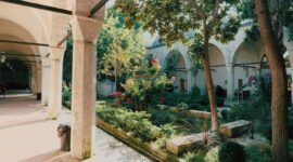 Suasana taman dalam Hotel Majapahit Surabaya yang asri dengan arsitektur kolonial Art Deco, menawarkan ketenangan di tengah riuk-pikuk pusat Kota Pahlawan.