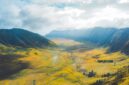 Pemandangan terasering perkebunan warga dan panorama perbukitan hijau di Lembah Sembalun yang terletak tepat di bawah kaki Gunung Rinjani Lombok. Kawasan ini menjadi contoh nyata keberhasilan ekowisata berbasis komunitas yang mampu menjaga kelestarian alam sekaligus meningkatkan taraf hidup masyarakat lokal.