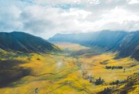 Pemandangan terasering perkebunan warga dan panorama perbukitan hijau di Lembah Sembalun yang terletak tepat di bawah kaki Gunung Rinjani Lombok. Kawasan ini menjadi contoh nyata keberhasilan ekowisata berbasis komunitas yang mampu menjaga kelestarian alam sekaligus meningkatkan taraf hidup masyarakat lokal.