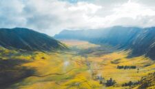 Pemandangan terasering perkebunan warga dan panorama perbukitan hijau di Lembah Sembalun yang terletak tepat di bawah kaki Gunung Rinjani Lombok. Kawasan ini menjadi contoh nyata keberhasilan ekowisata berbasis komunitas yang mampu menjaga kelestarian alam sekaligus meningkatkan taraf hidup masyarakat lokal.