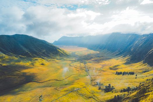 Pemandangan terasering perkebunan warga dan panorama perbukitan hijau di Lembah Sembalun yang terletak tepat di bawah kaki Gunung Rinjani Lombok. Kawasan ini menjadi contoh nyata keberhasilan ekowisata berbasis komunitas yang mampu menjaga kelestarian alam sekaligus meningkatkan taraf hidup masyarakat lokal.