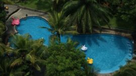 Suasana pemandangan hijau dataran tinggi Batu Malang yang menyajikan udara sejuk dan kenyamanan ruang terbuka bagi aktivitas liburan keluarga lintas generasi.