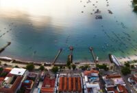 Pemandangan pemandangan garis pantai pesisir selatan Jawa yang membentang indah saat matahari terbenam, menawarkan rute perjalanan darat yang menenangkan bagi para wisatawan.