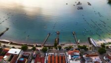 Pemandangan pemandangan garis pantai pesisir selatan Jawa yang membentang indah saat matahari terbenam, menawarkan rute perjalanan darat yang menenangkan bagi para wisatawan.