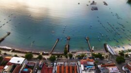 Pemandangan pemandangan garis pantai pesisir selatan Jawa yang membentang indah saat matahari terbenam, menawarkan rute perjalanan darat yang menenangkan bagi para wisatawan.