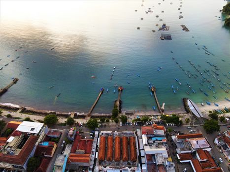 Pemandangan pemandangan garis pantai pesisir selatan Jawa yang membentang indah saat matahari terbenam, menawarkan rute perjalanan darat yang menenangkan bagi para wisatawan.