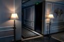 Kemegahan interior bernuansa klasik modern di Hotel Nusantara yang memadukan keindahan ukiran kayu tradisional dengan pencahayaan hangat khas akomodasi bintang lima.