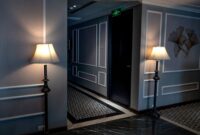 Kemegahan interior bernuansa klasik modern di Hotel Nusantara yang memadukan keindahan ukiran kayu tradisional dengan pencahayaan hangat khas akomodasi bintang lima.