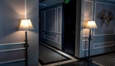 Kemegahan interior bernuansa klasik modern di Hotel Nusantara yang memadukan keindahan ukiran kayu tradisional dengan pencahayaan hangat khas akomodasi bintang lima.