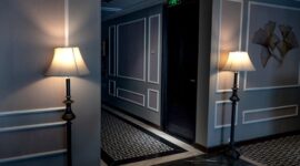 Kemegahan interior bernuansa klasik modern di Hotel Nusantara yang memadukan keindahan ukiran kayu tradisional dengan pencahayaan hangat khas akomodasi bintang lima.
