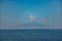 Pemandangan Fort Belgica dengan latar belakang Gunung Api Banda yang berdiri megah di Kepulauan Banda, Maluku Tengah.
