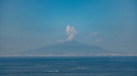 Pemandangan Fort Belgica dengan latar belakang Gunung Api Banda yang berdiri megah di Kepulauan Banda, Maluku Tengah.