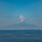 Pemandangan Fort Belgica dengan latar belakang Gunung Api Banda yang berdiri megah di Kepulauan Banda, Maluku Tengah.