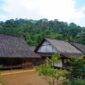 Pemandangan matahari terbit di sebuah desa tradisional perbukitan Indonesia yang menawarkan ketenangan dan keaslian budaya lokal jauh dari hiruk-pikuk kota.