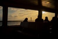 Dermaga penyeberangan modern di kawasan Indonesia timur kini memfasilitasi kelancaran mobilitas wisatawan menuju pulau-pulau kecil dengan aman. Layanan transportasi terpadu ini berhasil memangkas waktu tempuh dan meningkatkan pengalaman berlibur para pelancong.