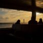 Dermaga penyeberangan modern di kawasan Indonesia timur kini memfasilitasi kelancaran mobilitas wisatawan menuju pulau-pulau kecil dengan aman. Layanan transportasi terpadu ini berhasil memangkas waktu tempuh dan meningkatkan pengalaman berlibur para pelancong.