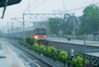 Wisatawan menikmati pemandangan perbukitan hijau Nusantara dari dalam gerbong kereta wisata berfasilitas modern yang nyaman. Modifikasi moda transportasi pariwisata ramah lingkungan kini menjadi daya tarik utama dalam mengeksplorasi keindahan alam Indonesia.