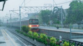 Wisatawan menikmati pemandangan perbukitan hijau Nusantara dari dalam gerbong kereta wisata berfasilitas modern yang nyaman. Modifikasi moda transportasi pariwisata ramah lingkungan kini menjadi daya tarik utama dalam mengeksplorasi keindahan alam Indonesia.