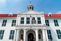 Kemegahan Hotel Indonesia dan Patung Selamat Datang di kawasan Bundaran HI Jakarta yang menjadi simbol kebanggaan serta modernitas bangsa sejak era 1960-an.