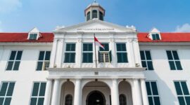 Kemegahan Hotel Indonesia dan Patung Selamat Datang di kawasan Bundaran HI Jakarta yang menjadi simbol kebanggaan serta modernitas bangsa sejak era 1960-an.