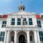 Kemegahan Hotel Indonesia dan Patung Selamat Datang di kawasan Bundaran HI Jakarta yang menjadi simbol kebanggaan serta modernitas bangsa sejak era 1960-an.