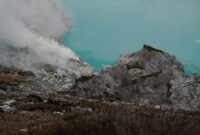 Pemandangan ikonik Kepulauan Banda Neira dengan latar belakang Gunung Api Banda yang anggun mendominasi lanskap perairan biru jernih di Maluku Tengah.