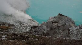 Pemandangan ikonik Kepulauan Banda Neira dengan latar belakang Gunung Api Banda yang anggun mendominasi lanskap perairan biru jernih di Maluku Tengah.