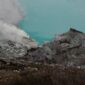 Pemandangan ikonik Kepulauan Banda Neira dengan latar belakang Gunung Api Banda yang anggun mendominasi lanskap perairan biru jernih di Maluku Tengah.