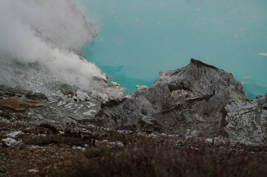 Pemandangan ikonik Kepulauan Banda Neira dengan latar belakang Gunung Api Banda yang anggun mendominasi lanskap perairan biru jernih di Maluku Tengah.
