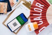 Seorang pelancong memeriksa kelengkapan dokumen digital dan mengatur barang bawaan secara rapi untuk memastikan perjalanan berlangsung aman dan nyaman.