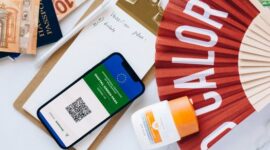 Seorang pelancong memeriksa kelengkapan dokumen digital dan mengatur barang bawaan secara rapi untuk memastikan perjalanan berlangsung aman dan nyaman.