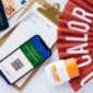 Seorang pelancong memeriksa kelengkapan dokumen digital dan mengatur barang bawaan secara rapi untuk memastikan perjalanan berlangsung aman dan nyaman.