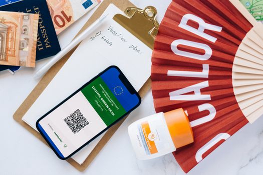 Seorang pelancong memeriksa kelengkapan dokumen digital dan mengatur barang bawaan secara rapi untuk memastikan perjalanan berlangsung aman dan nyaman.