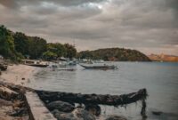 Pemandangan pesisir tenang di Kepulauan Banda yang menawarkan keindahan laut jernih serta deretan bangunan bersejarah di tepi pantai.