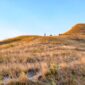 Pemandangan bukit sabana yang memukau di Pulau Sumba menjadi salah satu latar tempat ideal untuk menerapkan konsep perjalanan lambat yang menenangkan pikiran.
