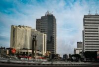Suasana megah Hotel Indonesia dan kawasan Bundaran HI yang menjadi simbol modernitas serta pusat gaya hidup ibu kota sejak tahun 1962.