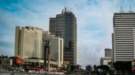 Suasana megah Hotel Indonesia dan kawasan Bundaran HI yang menjadi simbol modernitas serta pusat gaya hidup ibu kota sejak tahun 1962.
