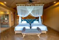 Desain interior megah Hotel Nusantara yang menggabungkan ukiran kayu tradisional dengan lanskap hijau hutan tropis di kawasan Ibu Kota Nusantara.