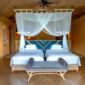 Desain interior megah Hotel Nusantara yang menggabungkan ukiran kayu tradisional dengan lanskap hijau hutan tropis di kawasan Ibu Kota Nusantara.