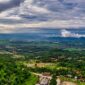 Pemandangan tebing granit menjulang tinggi yang mengelilingi hamparan sawah hijau di Lembah Harau, Sumatera Barat, menyajikan lanskap alam menakjubkan bagi para pelancong pencari ketenangan.