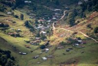 Pemandangan bukit sabana hijau dan rumah adat di dataran tinggi Sumba yang menjadi pusat perkembangan pariwisata regeneratif berbasis komunitas lokal.