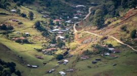 Pemandangan bukit sabana hijau dan rumah adat di dataran tinggi Sumba yang menjadi pusat perkembangan pariwisata regeneratif berbasis komunitas lokal.