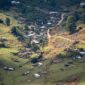 Pemandangan bukit sabana hijau dan rumah adat di dataran tinggi Sumba yang menjadi pusat perkembangan pariwisata regeneratif berbasis komunitas lokal.