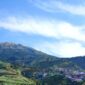 Penumpang menikmati pemandangan perbukitan hijau melalui kaca jendela besar di dalam gerbong kereta wisata panoramik yang melintasi Pulau Jawa.