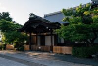 Suasana pagi di gang kayu bersejarah kawasan Higashiyama, Kyoto, yang menawarkan keheningan bagi para pelancong yang ingin menikmati perjalanan dengan tempo lambat.