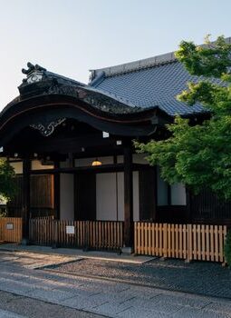 Menemukan Kedamaian Tersembunyi di Gang Tua Kyoto Melalui Gaya Perjalanan Lambat