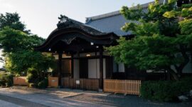 Suasana pagi di gang kayu bersejarah kawasan Higashiyama, Kyoto, yang menawarkan keheningan bagi para pelancong yang ingin menikmati perjalanan dengan tempo lambat.