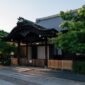 Suasana pagi di gang kayu bersejarah kawasan Higashiyama, Kyoto, yang menawarkan keheningan bagi para pelancong yang ingin menikmati perjalanan dengan tempo lambat.